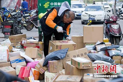 資料圖：11月2日，山西太原，物流工作人員正在分揀快遞。<a target='_blank' href='http://www.chinanews.com/'>中新社</a>記者 張云 攝