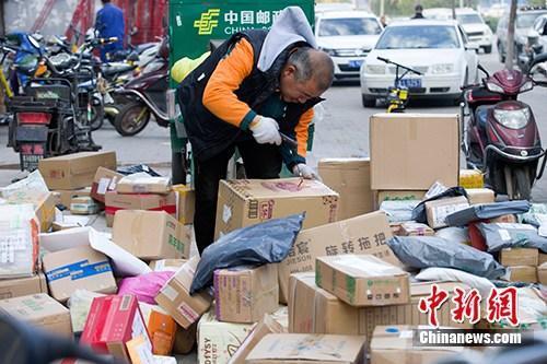 資料圖：11月2日，山西太原，物流工作人員正在分揀快遞。<a target='_blank' href='http://www.chinanews.com/'>中新社</a>記者 張云 攝