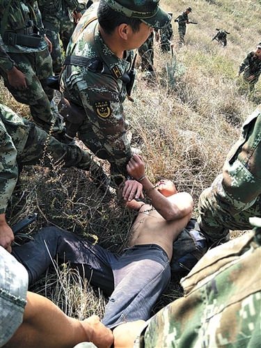 今年5月10日上午9時10分，越獄8天后的張林蒼在昆明市嵩明縣小藥靈山被抓。圖/警方供圖