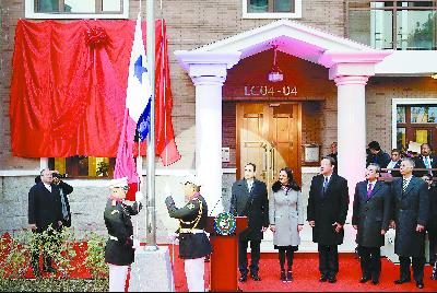 16日，巴拿馬總統(tǒng)巴雷拉(右三)與中國外長王毅(右二)在北京共同出席巴拿馬駐華使館開館儀式。