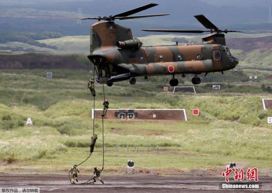 資料圖：日本自衛(wèi)隊隊員進行機降演習(xí)。