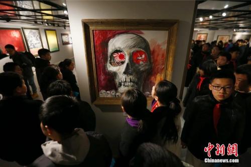 圖為學(xué)生觀看展覽。 <a target='_blank' href='http://www.chinanews.com/'>中新社</a>記者 富田 攝