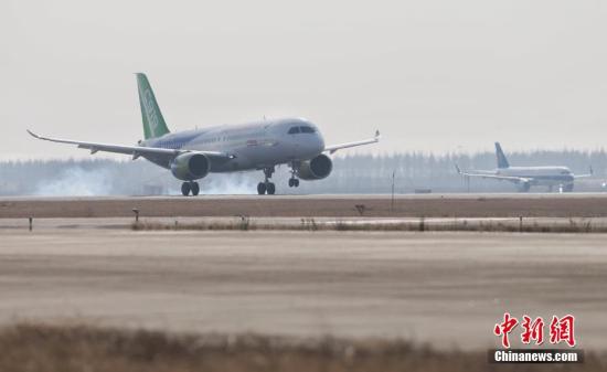 12月17日，上午10時34分，國產(chǎn)大型客機(jī)C919-10102架機(jī)在上海浦東機(jī)場第四跑道首次飛上藍(lán)天。 <a target='_blank' href='http://www.chinanews.com/'>中新社</a>記者 殷立勤 攝