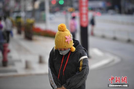 12月16日，寒風(fēng)中的市民。 <a target='_blank' href='http://www.chinanews.com/'>中新社</a>記者 劉冉陽(yáng) 攝