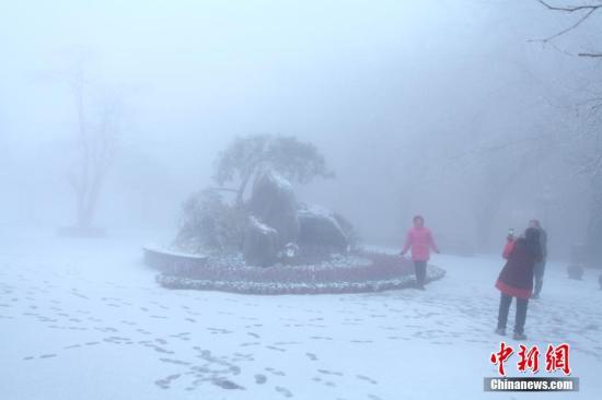 受強(qiáng)冷空氣影響，12月16日清晨，江西廬山風(fēng)景區(qū)降下2017年入冬第一場(chǎng)雪。 吳健 攝