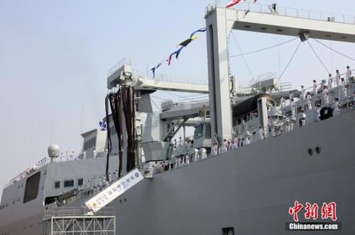 圖為我國新型綜合補給艦首艦呼倫湖艦。<a target='_blank' href='http://www.chinanews.com/'>中新社</a>發(fā) 胡善敏 攝 圖片來源：CNSPHOTO