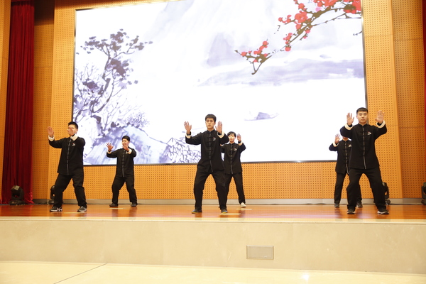 陳家溝陳飛鴻太極拳館北京分館館長陳飛鴻所帶領的教練團隊給大家表演正宗陳家溝陳氏太極拳傳統(tǒng)套路及器械