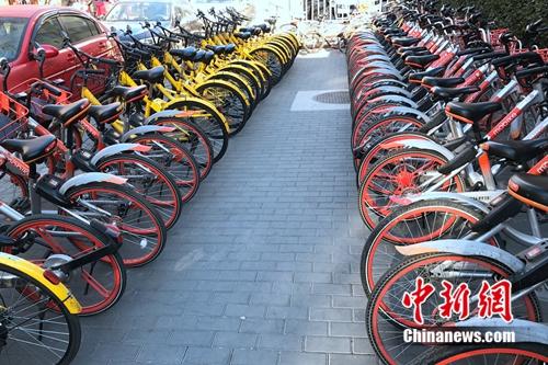 資料圖，摩拜和ofo單車在路邊整齊停放。<a target='_blank' href='http://www.chinanews.com/' >中新網(wǎng)</a> 吳濤 攝