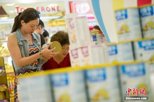 3月20日，海南實(shí)施新調(diào)整后的離島免稅政策，品種從原來的21類增至38類。本次調(diào)整，新增奶粉、咖啡、保健食品、家用空氣凈化器、家用醫(yī)療器械等17種消費(fèi)品，并對(duì)10種類別的免稅品單次購買數(shù)量放寬限制。許多出島旅客到免稅店選購進(jìn)口奶粉。記者在目前全球最大的單體免稅店三亞海棠灣免稅購物中心看到，該店銷售三種品牌進(jìn)口奶粉，雀巢超級(jí)能恩、愛薇牛、多培。據(jù)該購物中心工作人員介紹，政策調(diào)整首日，許多旅客咨詢進(jìn)口奶粉情況，購買人數(shù)也較多，消費(fèi)理性，無哄現(xiàn)象。圖為游客在海南三亞海棠灣免稅購物中心選購免稅奶粉。<a target='_blank' href='http://www.chinanews.com/'>中新社</a>發(fā) 駱云飛 攝