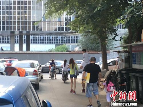 資料圖：北京某幼兒園門口，家長接孩子放學(xué)。<a target='_blank' href='http://www.chinanews.com/' >中新網(wǎng)</a>記者 湯琪 攝