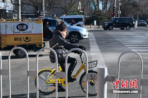 資料圖：越來(lái)越多的用戶騎車自帶手套。<a target='_blank' href='http://www.chinanews.com/' >中新網(wǎng)</a> 吳濤 攝