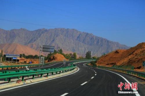 資料圖：青海循隆高速公路建成通車，青海循化撒拉族自治縣結(jié)束了沒有高速公路的歷史。 韓龍 攝