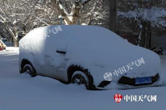 昨天上午，烏魯木齊積雪達36厘米，汽車輪胎被淹沒一半。（圖/葉春雷）