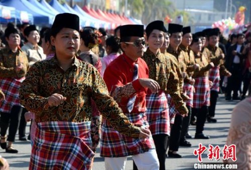 踩街隊(duì)伍在美食街上穿行表演，整個(gè)活動(dòng)現(xiàn)場(chǎng)成為歌舞的海洋?！埥鸫āz