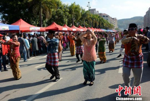 踩街隊(duì)伍在美食街上穿行表演，整個(gè)活動(dòng)現(xiàn)場(chǎng)成為歌舞的海洋?！埥鸫āz