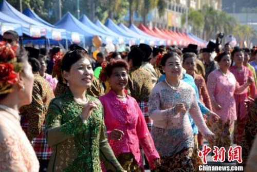 踩街隊(duì)伍在美食街上穿行表演，整個(gè)活動(dòng)現(xiàn)場(chǎng)成為歌舞的海洋。　張金川　攝