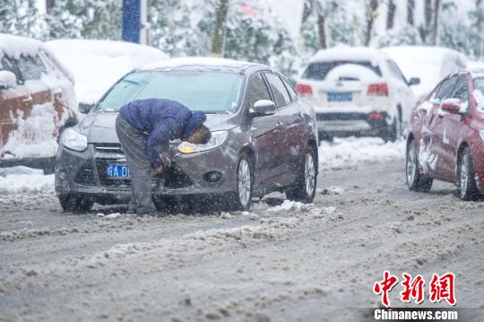 拋錨的車輛?！垕I子 攝