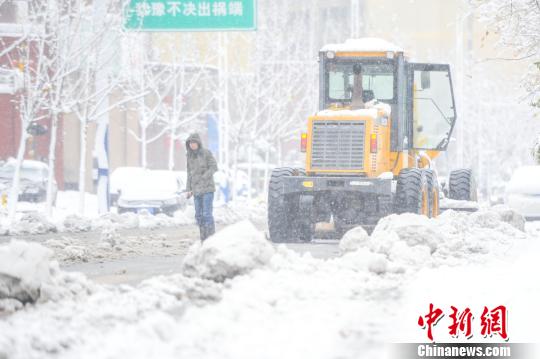 拋錨的鏟雪車?！垕I子 攝