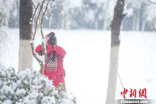 拍攝雪景的攝影愛好者?！垕I子 攝