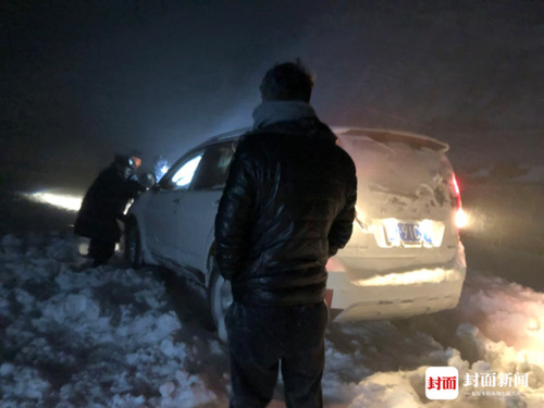 情侶自駕被困大雪山 以為要被凍死時警察敲響車窗