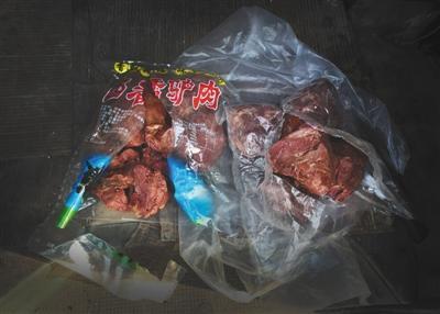 　一名黑作坊老板帶了兩袋“驢肉”給記者看貨，左邊一袋為冷凍馬肉，右邊一袋實(shí)為豬肉。