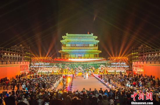 2018年1月1日，2018北京新年倒計時活動暨北京冰雪文化旅游節(jié)開幕式在北京永定門南廣場舉行。多國駐華使節(jié)、首都各行業(yè)的“北京榜樣”、北京旅游行業(yè)代表、中外游客、學(xué)生和市民代表共一千余人共同迎接新年的到來。永定門城樓屹立于北京中軸線的起點。這條被譽為北京古城靈魂和脊梁的中軸線，是世界上現(xiàn)存最長、最完整的古代城市軸線，既延續(xù)著歷史文脈，展現(xiàn)了古都風(fēng)韻，又體現(xiàn)了現(xiàn)代文明的魅力，彰顯著首都風(fēng)范。 <a target='_blank' href='http://www.chinanews.com/' >中新網(wǎng)</a>記者 富宇 攝