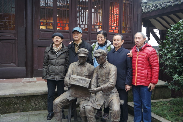 彭雪楓之子彭小楓，張愛(ài)萍將軍子女張翔、張小艾，范長(zhǎng)江之子范蘇蘇、范小軍等在銅像前合影留念。