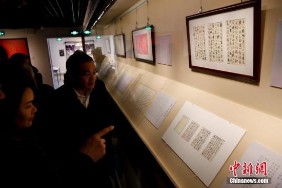 12月28日，“繹新籀古 光氣垂虹——嚴(yán)復(fù)書法特展”在北京故宮博物院延禧宮開幕。本次展覽重點展出了嚴(yán)復(fù)臨帖、信札、批注、對聯(lián)、題贈、譯著等珍貴文物百余件，為觀眾呈現(xiàn)了嚴(yán)復(fù)先生鮮為人知的書法造詣。展覽通過梳理其藝術(shù)成就，以文物為載體弘揚和探索嚴(yán)復(fù)先生留下的寶貴精神財富，傳承中華民族優(yōu)秀的傳統(tǒng)文化。嚴(yán)復(fù)（1854-1921）是中國近代卓越的啟蒙思想家，是舊學(xué)邃密、新知深沉的大學(xué)者。
<a target='_blank' href='http://www.chinanews.com/'>中新社</a>記者 杜洋 攝