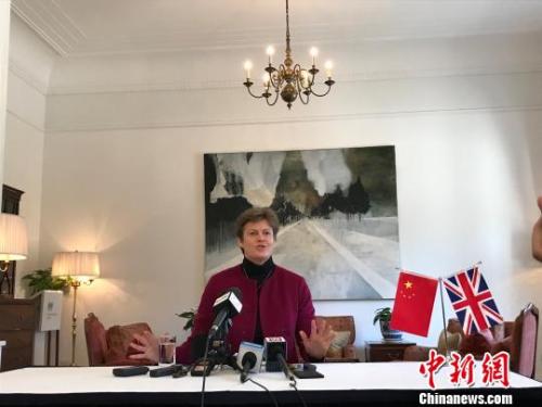 英國首相特雷莎·梅將于本月31日至2月2日開啟第二次訪華之旅。圖為英國駐華大使吳百納29日在北京介紹此訪亮點?！⌒ば?攝