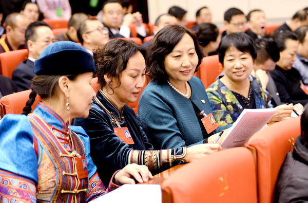 3.會前的短暫時間，女委員們在一起就報告內(nèi)容交流jpg