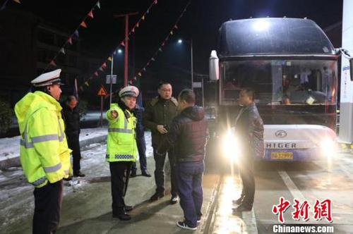 湖北籍大巴44人被困冰雪路上湖南交警18小時(shí)堅(jiān)守護(hù)平安