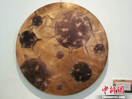 圖為展出的一副畫作?！⊥鹾谓?攝