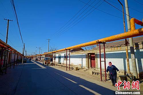 資料圖：天津市西青區(qū)辛口鎮(zhèn)郭莊子村，電代煤供暖管道通入家家戶戶。 <a target='_blank' href='http://www.chinanews.com/'>中新社</a>記者 佟郁 攝