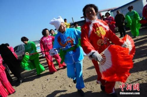 資料圖：2月2日，“亮麗黃河灣 多彩達拉特--2018達拉特旗冬季鄉(xiāng)村旅游文化節(jié)”在內蒙古鄂爾多斯舉行。<a target='_blank' href='http://www.chinanews.com/'>中新社</a>記者 劉文華 攝