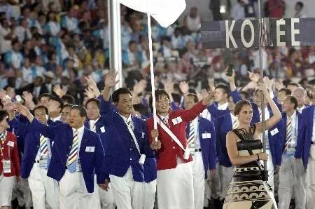 ▲資料圖片：2004年雅典奧運開幕入場式上，韓國朝鮮攜手第84個入場。