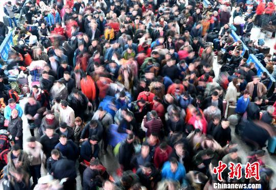 2月9日，福州火車北站旅客在候車廳排隊等候檢票上車。隨著春節(jié)日漸臨近，福州火車站迎來節(jié)前春運客流高峰。　張斌 攝