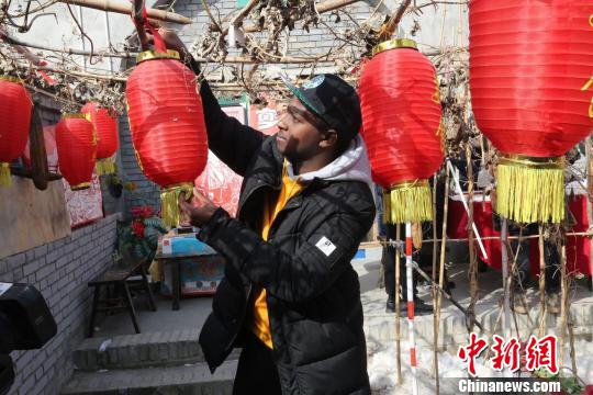 外國人體驗著掛燈籠等中國年俗。 主辦方供圖