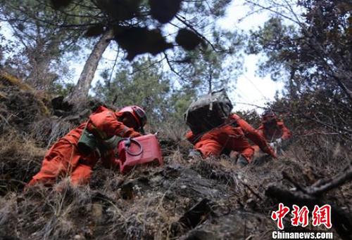 森警官兵爬山奔赴火場滅火。　楊俊輝 攝