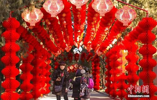 資料圖：北京街頭張燈結彩迎新年。<a target='_blank' href='http://www.chinanews.com/'>中新社</a>記者 侯宇 攝