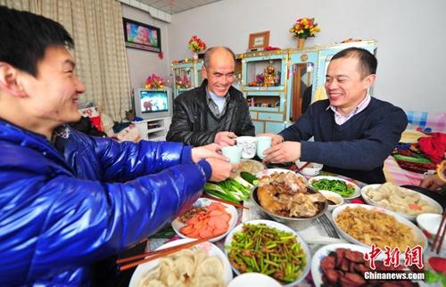 資料圖：除夕夜，遼寧省葫蘆島市民在家中與家人享受豐盛的年夜飯。<a target='_blank' href='http://www.chinanews.com/'>中新社</a>發(fā) 于海洋 攝