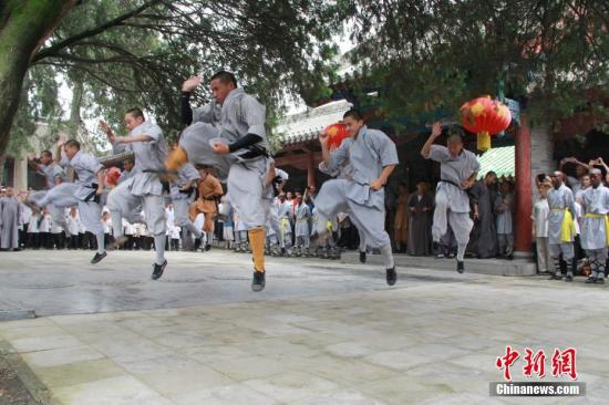 少林武僧進(jìn)行武術(shù)表演。 李燕 攝