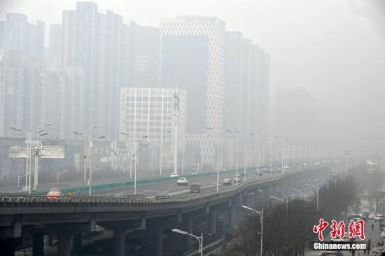 資料圖：河北石家莊遭遇嚴(yán)重霧霾天氣。<a target='_blank' href='http://www.chinanews.com/'>中新社</a>記者 翟羽佳 攝