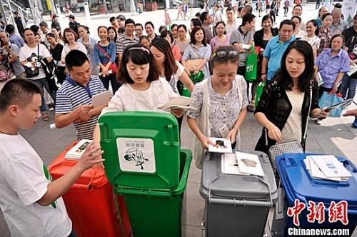 資料圖：圖為市民參與“丟垃圾”游戲，培養(yǎng)垃圾分類意識。鐘欣 攝