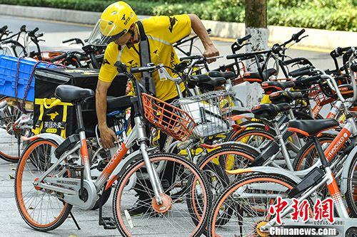 4月4日，美團(tuán)外賣(mài)員與摩拜單車(chē)。當(dāng)日，美團(tuán)與摩拜聯(lián)合宣布，已經(jīng)簽署美團(tuán)全資收購(gòu)摩拜的協(xié)議，交易完成后，摩拜單車(chē)將保持品牌和運(yùn)營(yíng)的獨(dú)立。 <a target='_blank' href='http://www.chinanews.com/'>中新社</a>記者 陳驥旻 攝