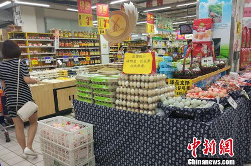 市民在超市里購物。<a target='_blank' href='http://www.chinanews.com/' >中新網(wǎng)</a>記者 李金磊 攝