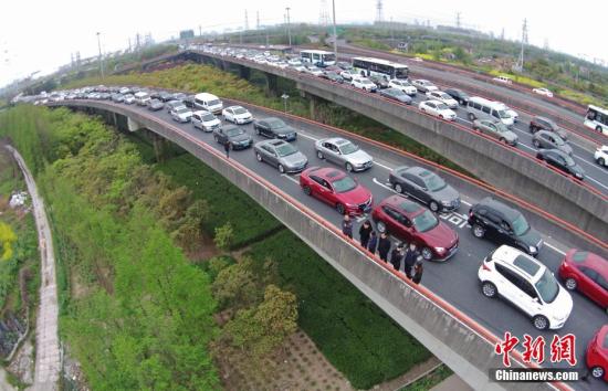 資料圖：高速路上的車流。 <a target='_blank' href='http://www.chinanews.com/'>中新社</a>記者 殷立勤 攝