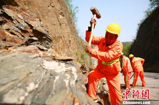 楊衛(wèi)東帶領工友們正在清理落石?！⒗^東 攝