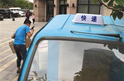  5月5日，北京亦莊，一輛快遞三輪車上安裝了寫有“快遞”字樣的專用燈。新京報(bào)記者 吳江 攝