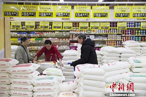 資料圖：民眾正在超市購(gòu)買面粉。
<a target='_blank' href='http://www.chinanews.com/'>中新社</a>記者 張?jiān)?攝