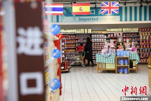 資料圖：民眾在超市選購(gòu)進(jìn)口食品。 <a target='_blank' href='http://www.chinanews.com/'>中新社</a>記者 張?jiān)?攝